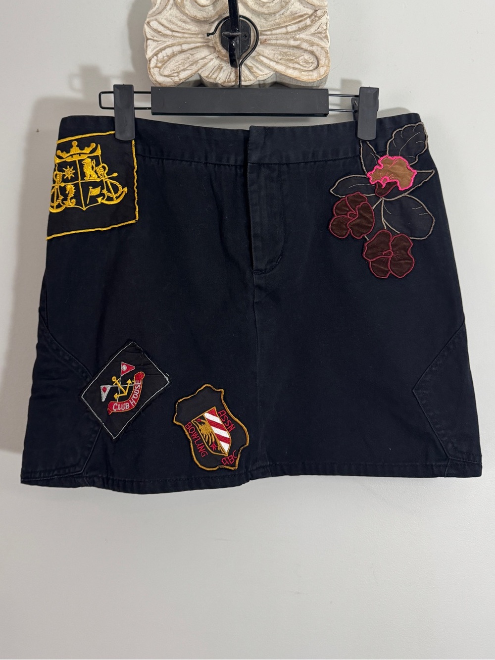 Request Vintage Y2K Black Embroidered Patch Low Rise Grunge Mini Skirt 7 Fits XS - Picture 4 of 15